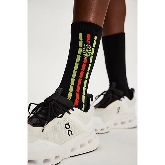 Free People Fast Lane Crew Socks Bundle of 2 Pairs White and Black NEW - Picture 3 of 7